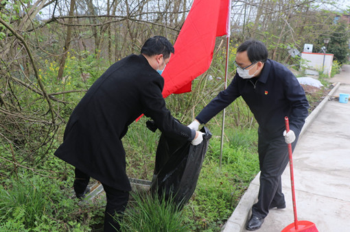 川东公司党委副书记、总经理毛刚带领值班党员深入一线率先垂范，拿起扫帚、提起垃圾袋认真进行大扫除3_副本.jpg